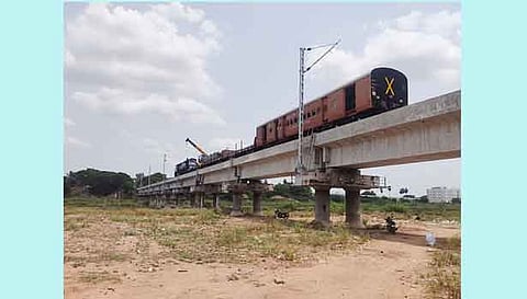 மானாமதுரை வைகை ஆற்றுப்பாலத்தில் மின்கம்பங்கள் அமைக்கப்பட்டு வருகிறது.