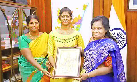 தெலுங்கானா ஆளுநர் தமிழிசை சவுந்தரராஜனிடம் வாழ்த்து பெற்ற மாணவி சுபானு.