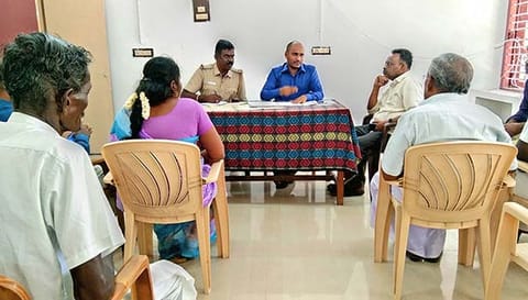 தாசில்தார் செல்வக்குமார் தலைமையில் சமாதான கூட்டம் நடைபெற்ற காட்சி.&nbsp;