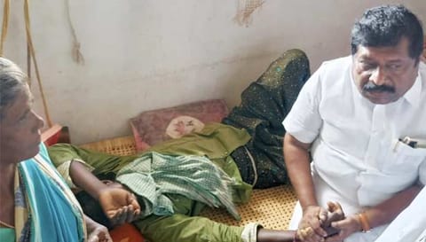 முன்னாள் எம்.எல்.ஏ. இன்பதுரை ஆறுதல் கூறிய காட்சி.