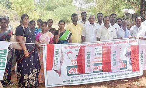 ஒரத்தநாடு தாலுகா அலுவலகம் முன்பு நியாயவிலை கடை பணியாளர் சங்கத்தினர் ஆர்ப்பாட்டத்தில் ஈடுபட்டனர்.