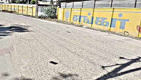 மண் ரோடாக மாறியுள்ள மாணவர்கள் செல்லும் பள்ளி சாலை.