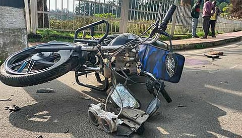 விபத்தில் சேதமடைந்த பைக்