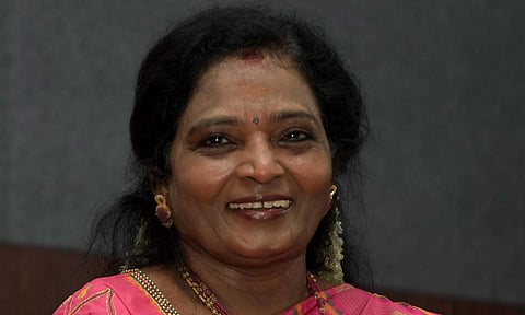 கவர்னர் மாளிகைக்கு பெண்களை அழைத்து நேரில் குறைகேட்டார் தமிழிசை