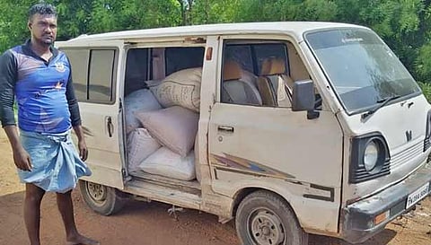 ஆம்னி வேனில் கடத்தப்பட்ட ரேசன் அரிசி மற்றும்  கைதான தாமோதரனை படத்தில் காணலாம்.
