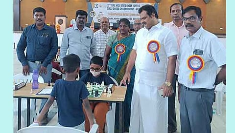 செஸ் போட்டியை இஸ்லாமியா பள்ளிகளின் தாளாளர் எம்.எம்.கே.முகைதீன் இப்ராஹிம் பார்வையிட்டார்.