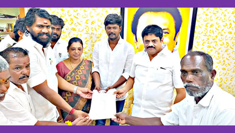 மதுரை தெற்குமாவட்ட தி.மு.க. உட்கட்சி தேர்தலில் விருப்ப மனு வழங்கிய கட்சியினர்.