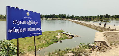 கலெக்டர் அலுவலகம் எதிரில் உள்ள தென்பெண்ணை ஆற்றின் கரையோரம் முன்னெச்சரிக்கை அறிவிப்பு பலகை வைத்துள்ளதை படத்தில் காணலாம்.