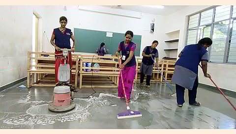 மதுரை மாநகராட்சி இளங்கோ மேல்நிலைப்பள்ளியில் வகுப்பறைகளை சுத்தம் செய்யும் பணியில் துப்புரவு பணியாளர்கள் ஈடுபட்டனர்.