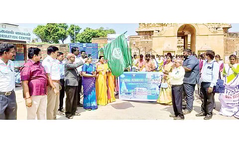 உலக மிதிவண்டி தின பேரணியை பாரதிதாசன் பல்கலைக்கழக துணைவேந்தர் முனைவர் செல்வம் கொடியசைத்து துவங்கி வைத்தார்.
