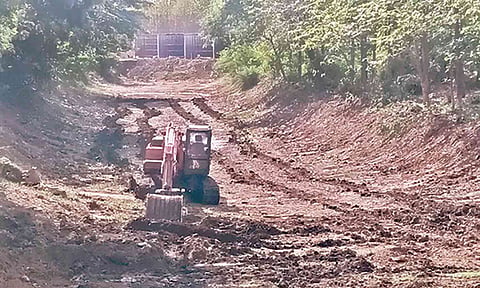 சுள்ளான் ஆற்றில் தூர்வாரும் பணிகள் நடைபெற்று வருகிறது.
