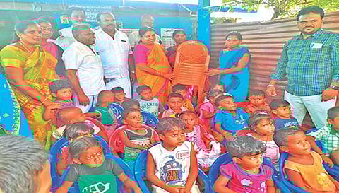 அய்யன் கோவில் தெரு அங்கன்வாடி மையத்தில் குழந்தைகளுக்கு தேவையான உபகரணங்களை அமைச்சர் கீதாஜீவன், மேயர் ஜெகன் பெரியசாமி ஆகியோர் வழங்கினர்.