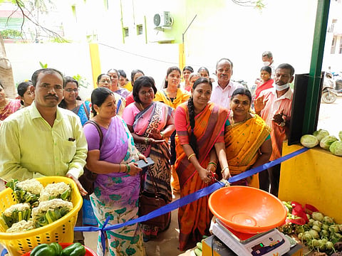 தார் சாலை அமைக்கும் பணியை நல்லதம்பி எம்.எல்.ஏ. தொடங்கி வைத்த போது எடுத்த படம்.