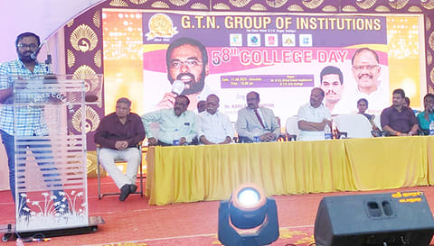 நிகழ்ச்சியில் இயக்குனர் கரு.பழனியப்பன் பேசிய காட்சி.