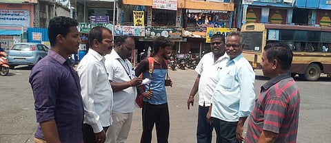 சங்கராபுரத்தில் பொது இடங்களில் புகைப்பிடித்தவர்களிடம் சுகாதார துறையினர் அபராதம் விதித்தனர்.
