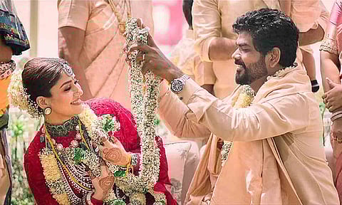 வாழ்த்த வந்தவர்களுக்கு சிறப்பு பரிசளித்த நயன்தாரா - விக்னேஷ் சிவன்