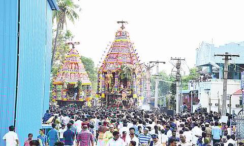 பண்ருட்டி திருவதிகையில் புகழ்பெற்ற வீரட்டானேஸ்வரர் கோவில் தேரோட்டம் இன்று காலை நடைபெற்றது. பக்தர்கள் திரளாக கூடி தேரை வடம் பிடித்து இழுத்தனர்.
