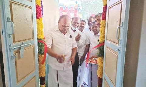 வீடுகளை துரை.சந்திரசேகரன் எம்.எல்.ஏ திறந்து வைத்தார்.