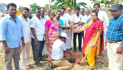 நிகழ்ச்சியில் நகரமன்ற தலைவர் அலெக்சாண்டர் மரக்கன்றுகளை நட்டு வைத்த காட்சி.