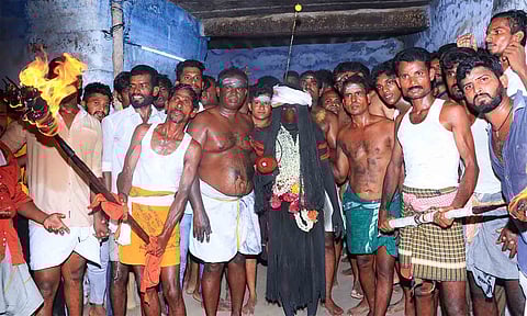 சிங்கம்புணரி அய்யனார் கோவிலில் கழுவன் திருவிழா