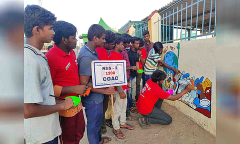 ஓவியம் வரைந்த மாணவர்கள்.