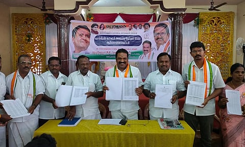 பூத் கமிட்டி உறுப்பினர் பட்டியலை காங்கிரஸ் கட்சியின் மாவட்ட தலைவர் சின்னசேலத்தார் ஜெய்கணேஷ் வெளியிட்டார்.