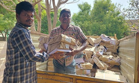 கள்ளக்குறிச்சியில் அரசுப் பள்ளி மாணவர்களுக்கு வாகனங்கள் மூலம் புத்தகங்கள் அனுப்பும் பணி நடைபெற்றது.