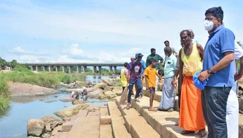 தாமிரபரணியில் நடைபெறும் தூய்மை பணியை கலெக்டர் விஷ்ணு பார்வையிட்ட காட்சி.