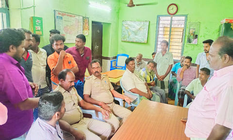 ஆவினங்குடி போலீசார் போராட்டத்தில் ஈடுபட்டவர்களிடம் பேச்சுவார்த்தை நடத்தினார்.&nbsp;