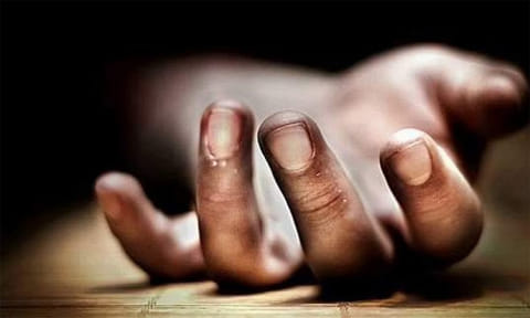 மலைப்பாதையில் அழுகிய நிலையில் தூக்கில் பிணமாக தொங்கிய முதியவர்