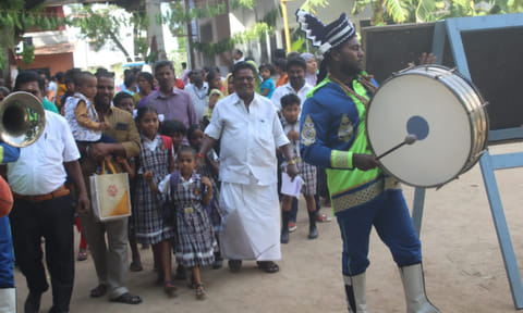 &nbsp;வாத்தியங்கள் முழங்கள் பள்ளிக்கு வந்த மாணவ- மாணவிகள் வரவேற்கப்பட்டனர்.
