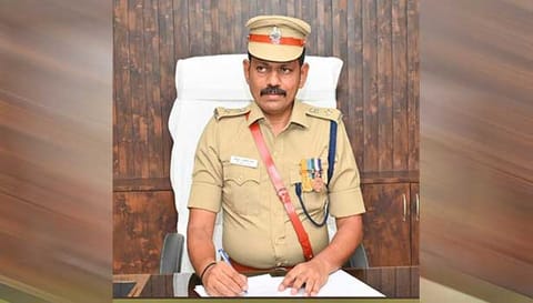 புதிய போலீஸ் கமிஷனர் சீனிவாசன் பொறுப்பேற்றுக்கொண்ட காட்சி.