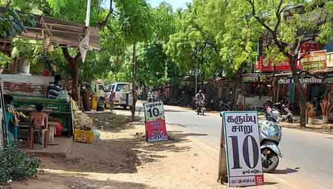வெயிலால் வெறிச்சோடி கிடக்கும் உடன்குடி பஜார்.