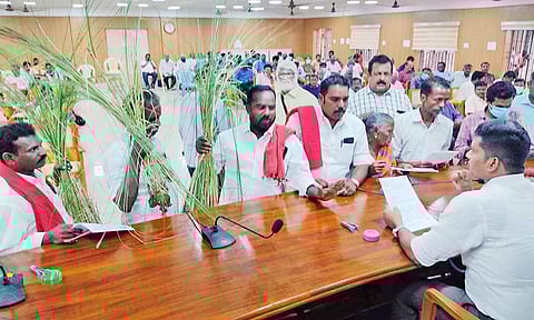 கோரைப்புற்களுடன் வந்து மனு கொடுத்த விவசாய சங்க நிர்வாகிகள்.