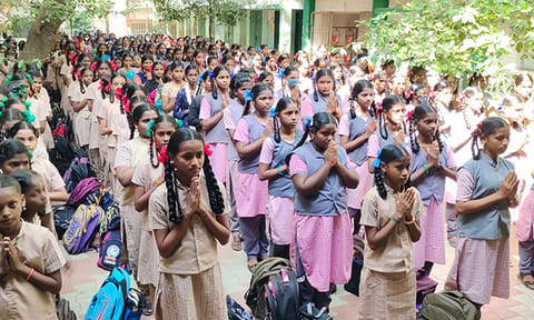 கோடை விடுமுறை முடிந்து தமிழகம் முழுவதும் இன்று பள்ளிகள் திறக்கப்பட்டன. இதையொட்டி கடலூர் மஞ்சக்குப்பம் வேணுகோபாலபுரம் அரசு பெண்கள் மேல்நிலைப்பள்ளிக்கு வந்த மாணவிகள் பிரார்த்தனை செய்த காட்சி..

