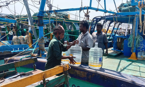 மீன்பிடி தடைக்காலம் நாளையுடன் முடிகிறது- கடலுக்குள் செல்ல தயாராகும் காசிமேடு மீனவர்கள்