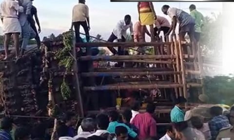 தேர் கவிழ்ந்து விபத்து