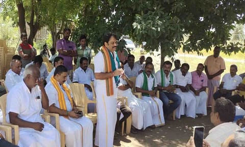 சூலூர் விமான படை ஆயுத கிடங்கு அமைக்க மாற்று இடத்தை அரசு தேர்வு செய்வது குறத்து நடைபெற்ற&nbsp; ஆலோசனை கூட்டத்தை படத்தில் காணலாம்&nbsp;