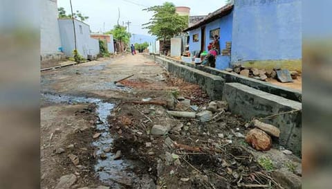 புதிதாக அமைக்கப்படும் கழிவுநீரோடையை படத்தில் காணலாம்.