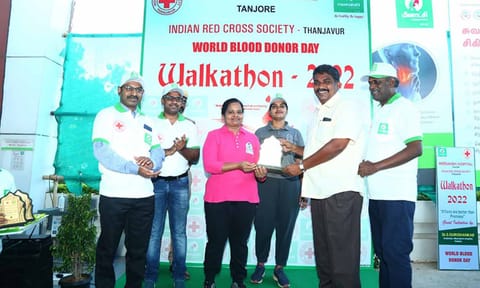 ரத்ததானம் வழங்கிய கல்லூரிகள், தன்னார்வ அமைப்புகளுக்கும் நினைவு பரிசு வழங்கி கவுரவிக்கப்பட்டது.