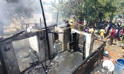 தீயில் எரிந்து நாசமான வீடுகளை படத்தில் காணலாம்.