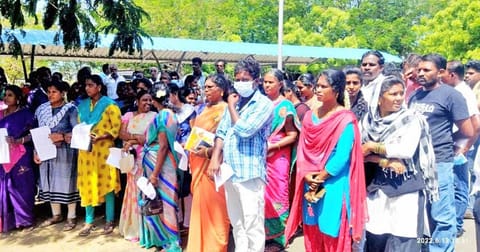 கலெக்டரிடம் மனு கொடுக்க வந்த கிராம மக்களை படத்தில் காணலாம்.