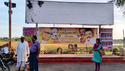 இருக்கைகள் இல்லாமல் காணப்படும் பஸ் நிறுத்தத்தை படத்தில் காணலாம்.