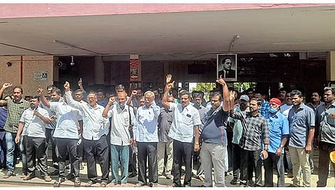 ஆர்ப்பாட்டத்தில் ஈடுபட்டவர்களை படத்தில் காணலாம்.