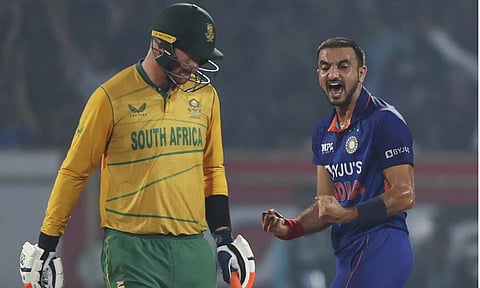 4 விக்கெட் வீழ்த்திய ஹர்ஷல் படேல்