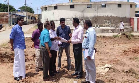 வளர்ச்சி திட்டப்பணிகளை   நகராட்சிகளின் நிர்வாக இயக்குனர்  பொன்னையா பார்வையிட்டு ஆய்வு செய்த காட்சி. அருகில்  நகராட்சி ஆணையர்கள்   வெள்ளகோவில் மோகன்குமார்,  காங்கயம்  வெங்கடேசன் உள்ளனர்.&nbsp;