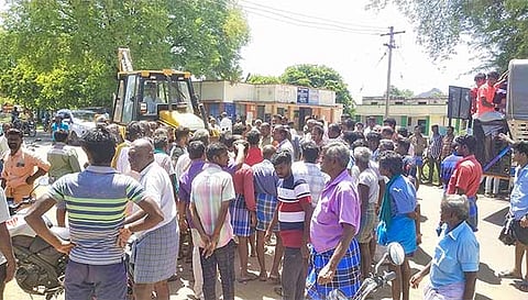 அதிகாரிகளுடன் வியாபாரிகள் வாக்குவாதத்தில் ஈடுபட்டனர்.