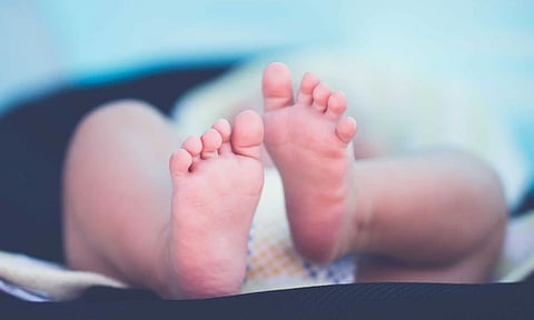 குழந்தை வெள்ளையாக இருந்ததால் பூட்டால் தாக்கி கொடூரமாக கொன்ற தந்தை