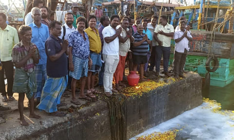 காசிமேடு மீனவர்கள் கடலுக்கு பூஜை செய்து மீன்பிடிக்க சென்றனர்&nbsp;