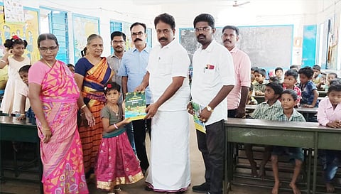 குழந்தைகளுக்கு பாடப்புத்தகங்களை தங்கபாண்டியன் எம்.எல்.ஏ. வழங்கினார்.
